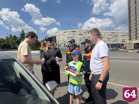 В Саратове полицейские со спасателями вручали водителям триколоры