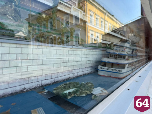Вандалы сломали корабли и ротонду на диораме Саратова