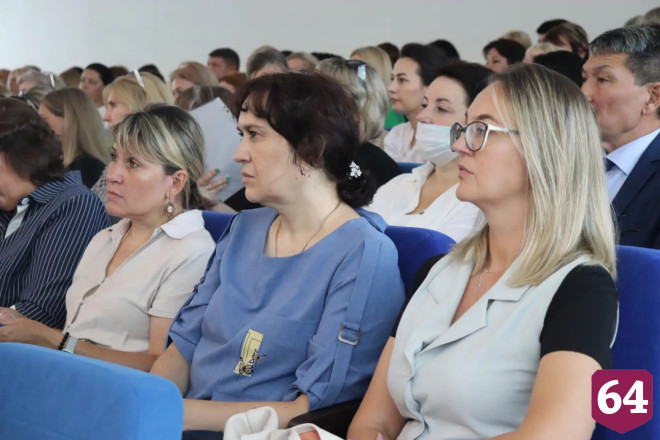 Министр призвал проводить обучение саратовских школьников без потрясений
